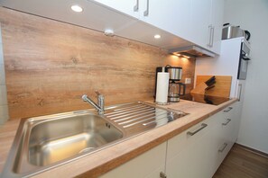 Fridge, microwave, stovetop, dishwasher - Watthof apartment 11<br>Modern apartment in a quiet location with access to the sea (Stinteck)