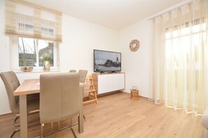 Dining - Watthof apartment 11<br>Modern apartment in a quiet location with access to the sea (Stinteck)