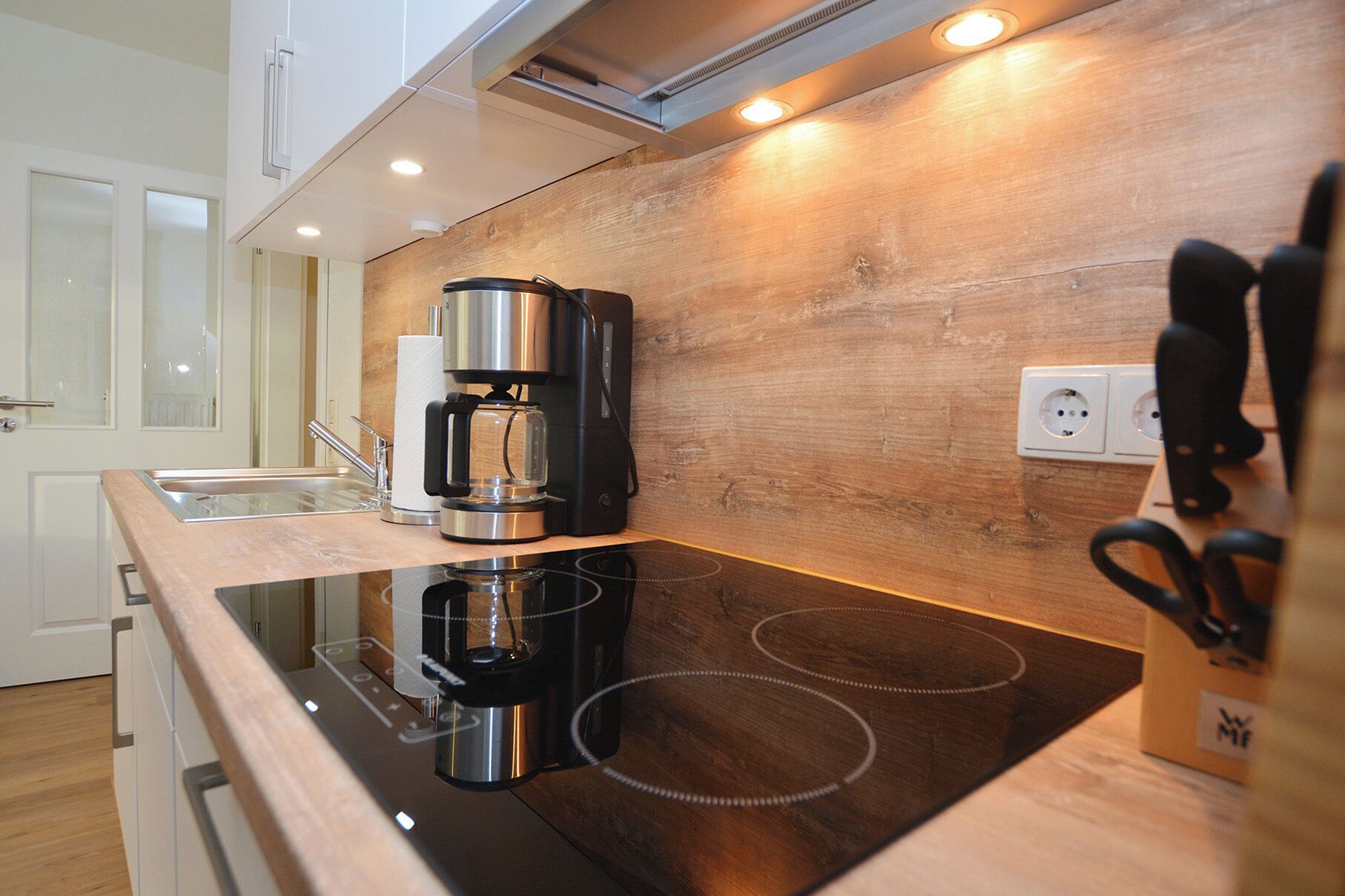 Réfrigérateur, micro-ondes, plaque de cuisson, lave-vaisselle