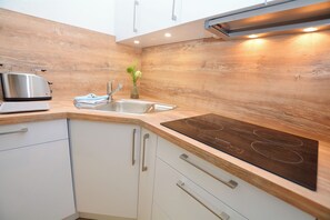 Refrigerador, microondas, parrilla de estufa y lavavajillas 