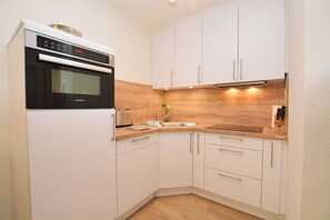 Fridge, microwave, stovetop, dishwasher - Watthof apartment 12<br>Cozy apartment in a quiet location & entrance to the sea time (Stinteck)