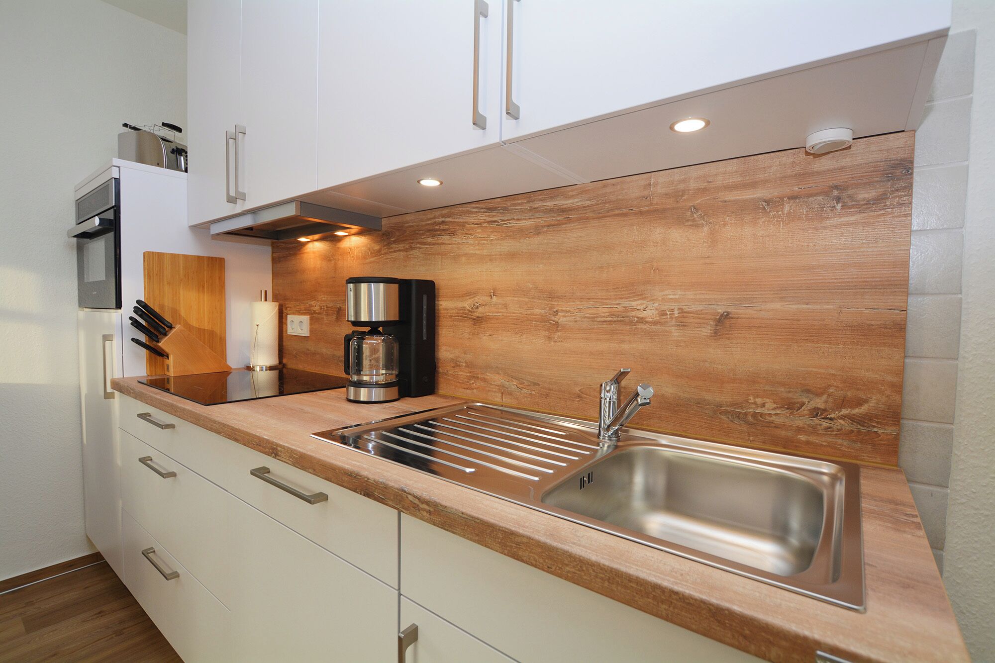 Geladeira, micro-ondas, cooktop, lava-louças