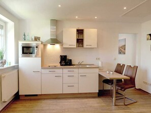 Fridge, microwave, oven, stovetop - Watthof apartment 14<br>Cozy apartment with balcony and access to the sea time (Stinteck)