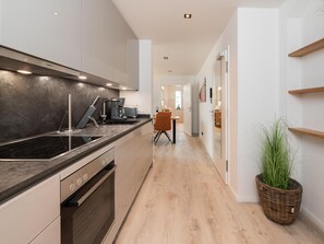 Fridge, oven, stovetop, dishwasher - Inseltörn apartment 1 - terrace, outdoor shower & entry to the swimming pool included (Büsum)