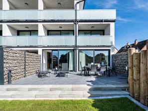 Outdoor dining - Inseltörn apartment 2 - terrace, outdoor shower & entry to the swimming pool included. (Büsum)