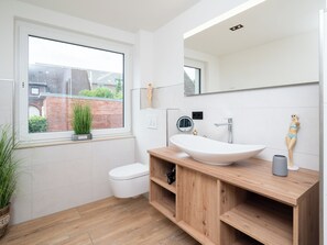 Shower, hair dryer - Inseltörn apartment 2 - terrace, outdoor shower & entry to the swimming pool included. (Büsum)