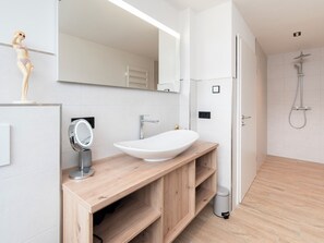 Shower, hair dryer - Inseltörn apartment 6 - Comfortable for 6 people & admission to the swimming pool included. (Büsum)