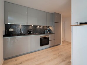 Jääkaappi, uuni, liesi, astianpesukone