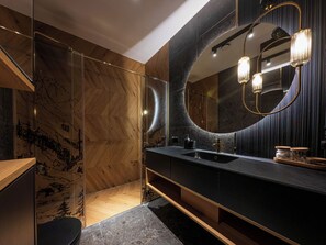 Luksusleilighet, fjellutsikt | Bad | Separat badekar og dusj, toalettartikler (inkludert) og hårføner