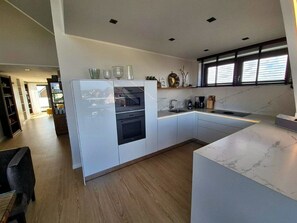 Fridge, microwave, oven, stovetop - Inseltörn Penthouse - 3 rooms & roof terrace, admission to the Meerzeit included. (Büsum)