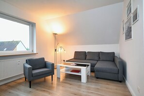 Living area - Küstennest: Cozy 2-room apartment in the heart of Büsum (Büsum)