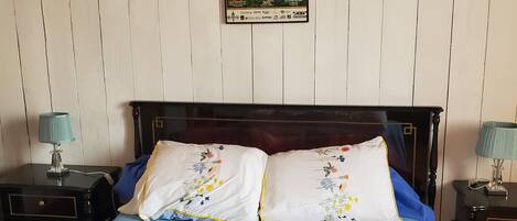 2 dormitorios, escritorio, tabla de planchar con plancha y cuna de viaje