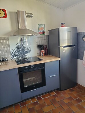 Fridge, microwave, oven, stovetop - Apartment near LE PALAIS A BELLE-ILE-EN-MER (Le Palais)