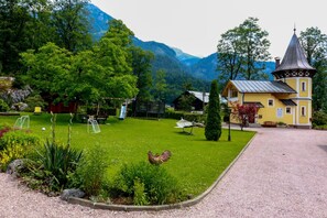 Property grounds - Vacation apartment for up to 5 people with covered terrace and garden (Schönau am Königssee)