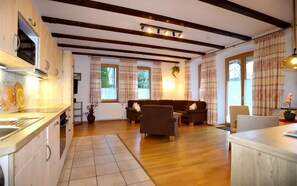 Fridge, microwave, oven, stovetop - Vacation apartment for up to 5 people with covered terrace and garden (Schönau am Königssee)