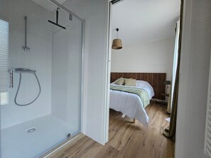 A modern bathroom with a glass-enclosed shower and a wooden floor. - Modern villa 6 pers., pets on request, near beach and forest (La Faute-sur-Mer)