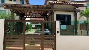 A gated entrance to a residential property named "Residencial TACCIMIRIM" with a pergola above the gate. - Beachfront Paradise in Condo w/ Pool in Itacimirim - Rsvs (Camaçari)