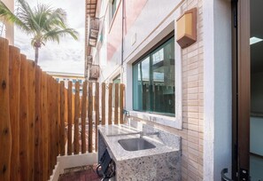 Basic Apartment | Terrace/patio - Beachfront Paradise in Condo w/ Pool in Itacimirim - Rsvs (Camaçari)
