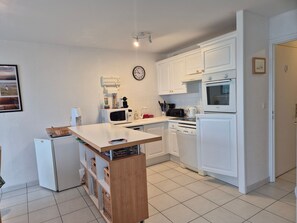 Fridge, microwave, oven, stovetop - Modern 6-Person Apt. Sea View with Balcony & Parking (Fort-Mahon-Plage)