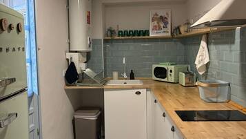 Frigorífico, microondas y cafetera o tetera