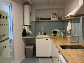 Een koelkast, een magnetron, een koffiezetapparaat/waterkoker