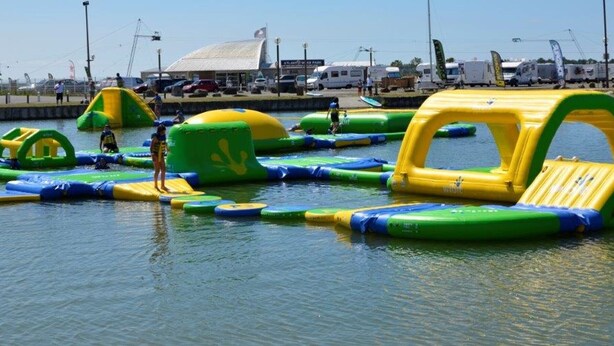 Ein Wasserpark mit aufblasbaren Spielgeräten im Freien.