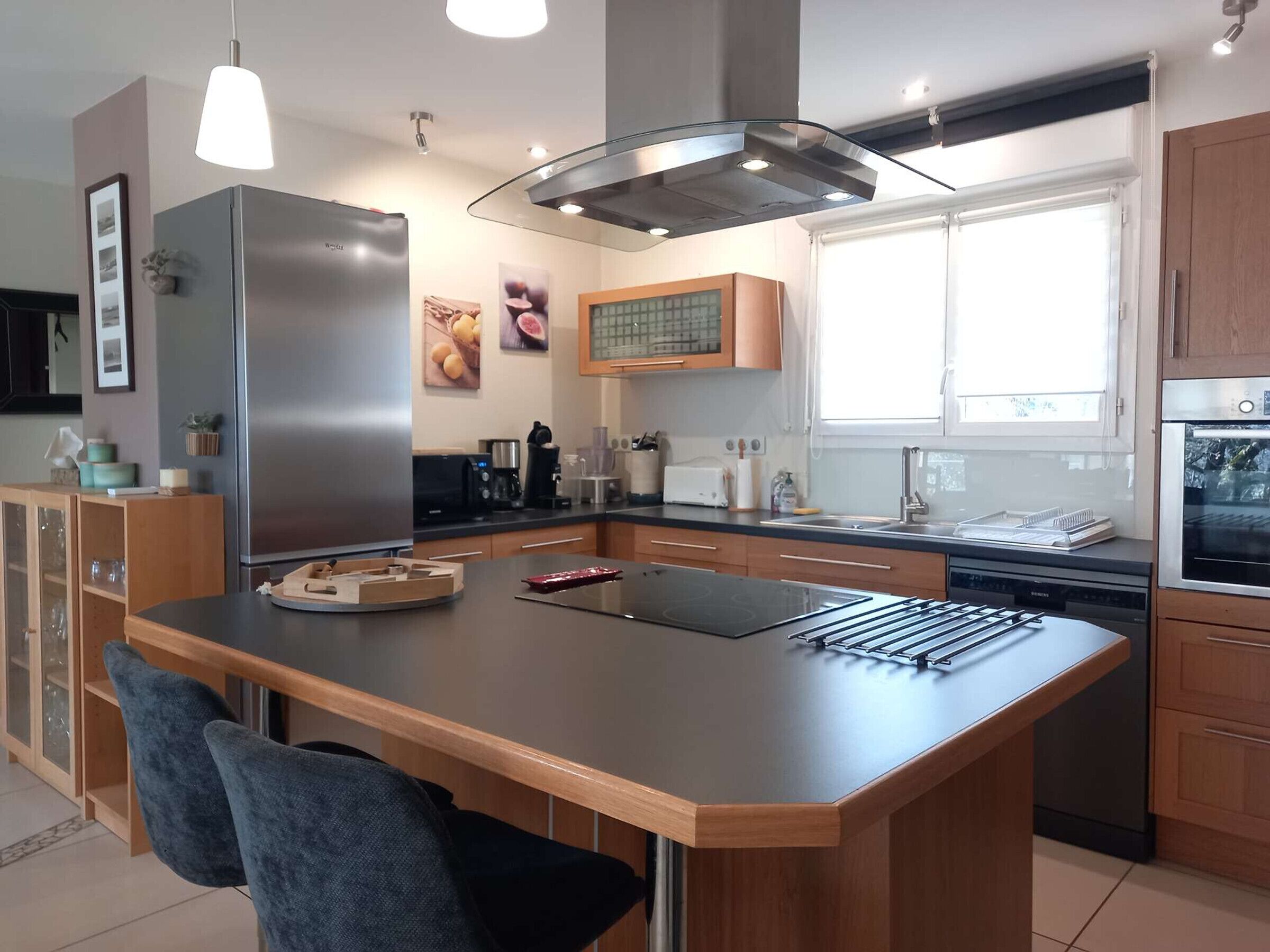 Refrigerador, microondas, lavavajillas y cafetera y tetera 