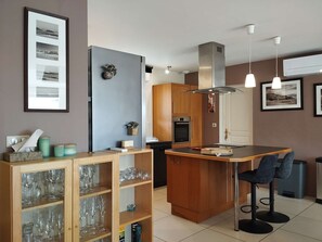 Jääkaappi, mikroaaltouuni, astianpesukone, kahvin-/teenkeitin