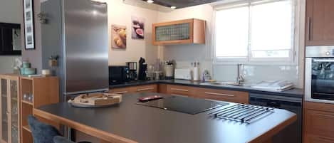 Cafetera y tetera, refrigerador, microondas y horno