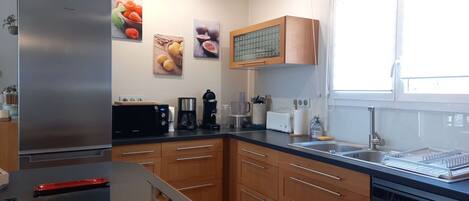 Réfrigérateur, micro-ondes, lave-vaisselle, cafetière/bouilloire