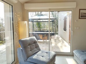 Une pièce dotée d’une porte-fenêtre coulissante donnant sur un patio extérieur.
