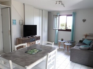 TV - Comfortable Holiday Home Near Beach (La Tranche-sur-Mer)