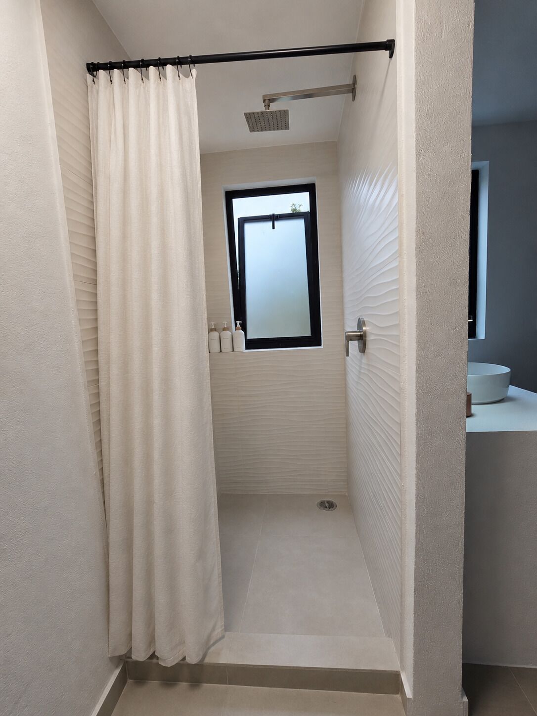 Quarto quádruplo luxo, vista para o pátio | Banheiro | Chuveiro, secador de cabelo (mediante solicitação), toalhas de banho 