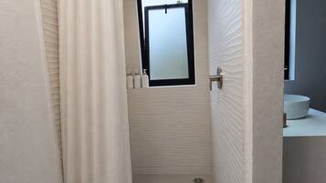 Quarto quádruplo luxo, vista para o pátio | Banheiro | Chuveiro, secador de cabelo (mediante solicitação), toalhas de banho