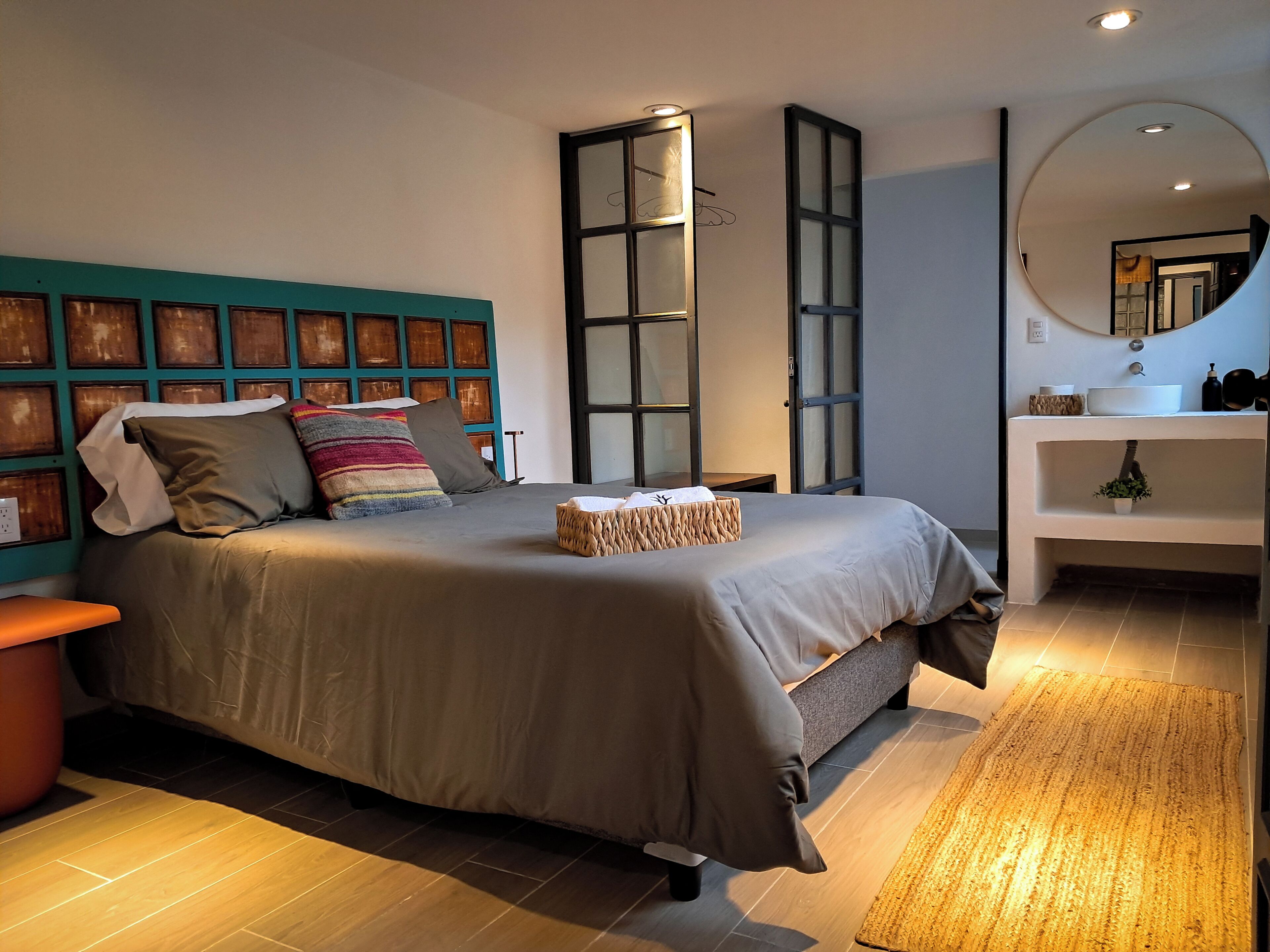 Chambre Quadruple Deluxe, vue cour intérieure | Couette en duvet d'oie, minibar, rideaux occultants