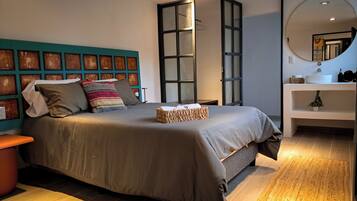 Chambre Quadruple Deluxe, vue cour intérieure | Couette en duvet d'oie, minibar, rideaux occultants