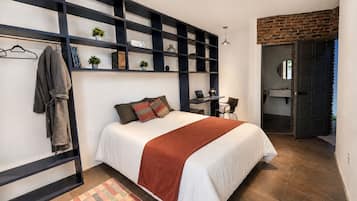 Habitación doble, vista a la ciudad | Edredón, minibar, cortinas blackout y insonorización