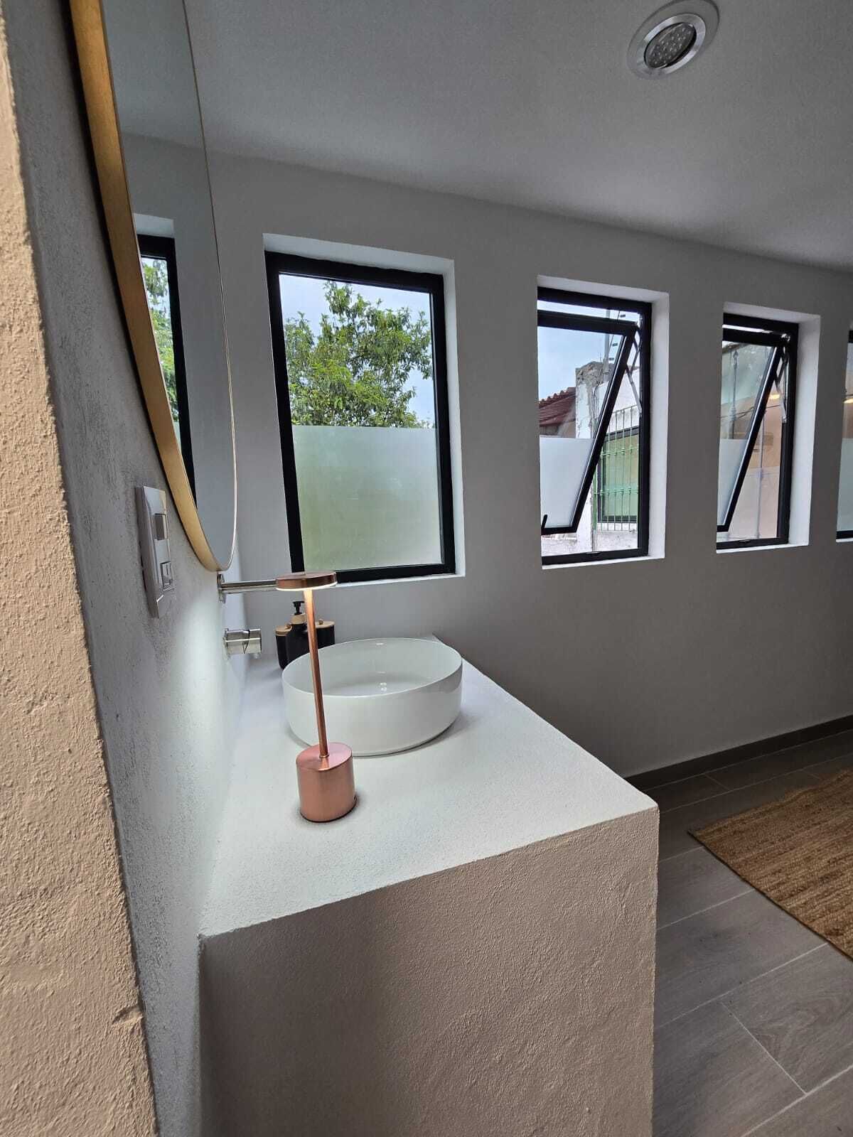 Habitación cuádruple Deluxe, vista al patio | Baño | Regadera, secadora de cabello, toallas, jabón 