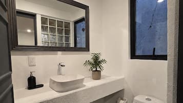 Quarto quádruplo luxo, vista para o pátio | Banheiro | Chuveiro, secador de cabelo (mediante solicitação), toalhas de banho