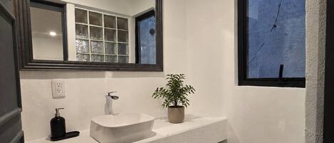 Deluxe Quadruple Room, Courtyard View | Bathroom