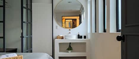 Cubrecamas, minibar, cortinas blackout y sistema de insonorización