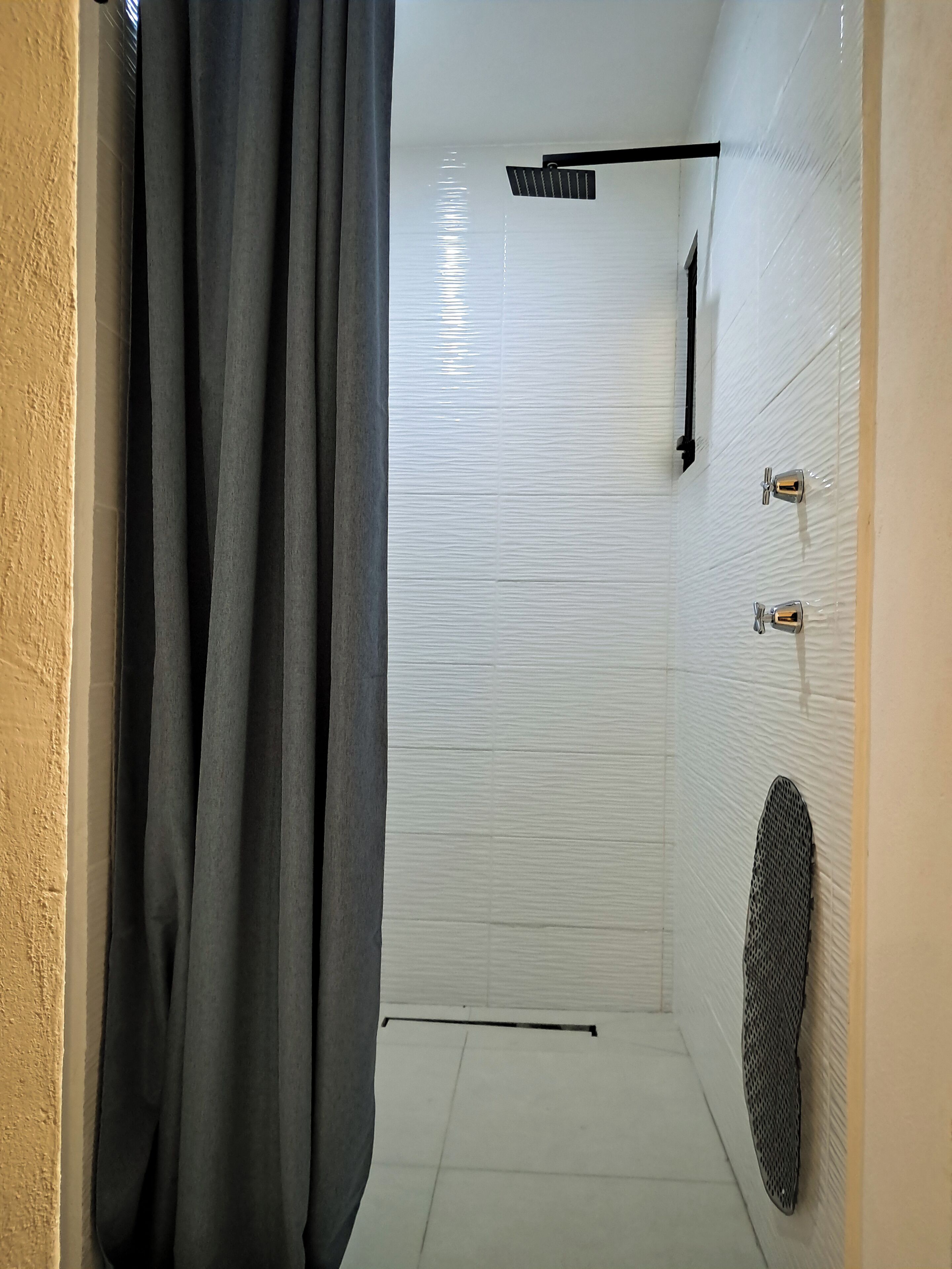 Deluxe suite, uitzicht op de stad | Badkamer | Een douche, een haardroger, handdoeken, zeep
