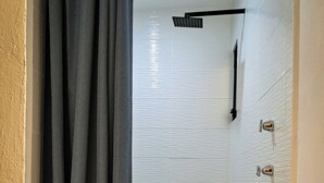 A bathroom with a shower, a towel rack, and a curtain. - Casa Puerto Siete8 (Mexico City)