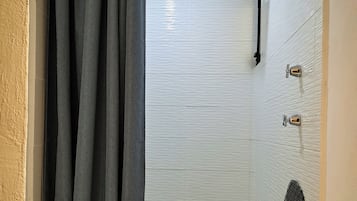 Deluxe suite, uitzicht op de stad | Badkamer | Een douche, een haardroger, handdoeken, zeep