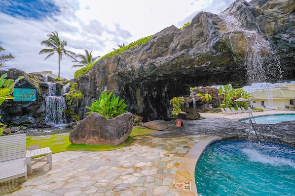 A heated pool - Cozy studio w/ ocean view, shared pools, gym & hot tub - walk to the beach! (Lihue)