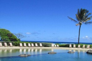 Beach nearby - Cozy studio w/ ocean view, shared pools, gym & hot tub - walk to the beach! (Lihue)