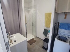 Bathroom - New apartment with balcony and parking, pool at Domaine de la Savinière (La Tranche-sur-Mer)
