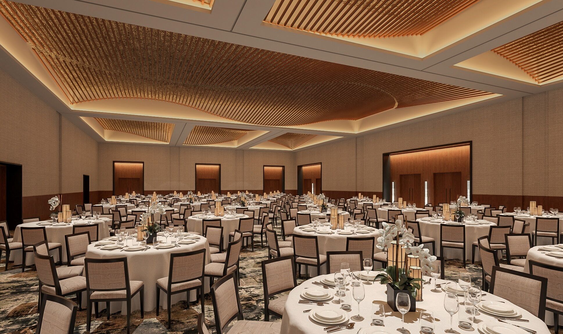 Un amplio salón de banquetes con varias mesas redondas dispuestas para comer, con un techo alto de listones de madera e iluminación empotrada.