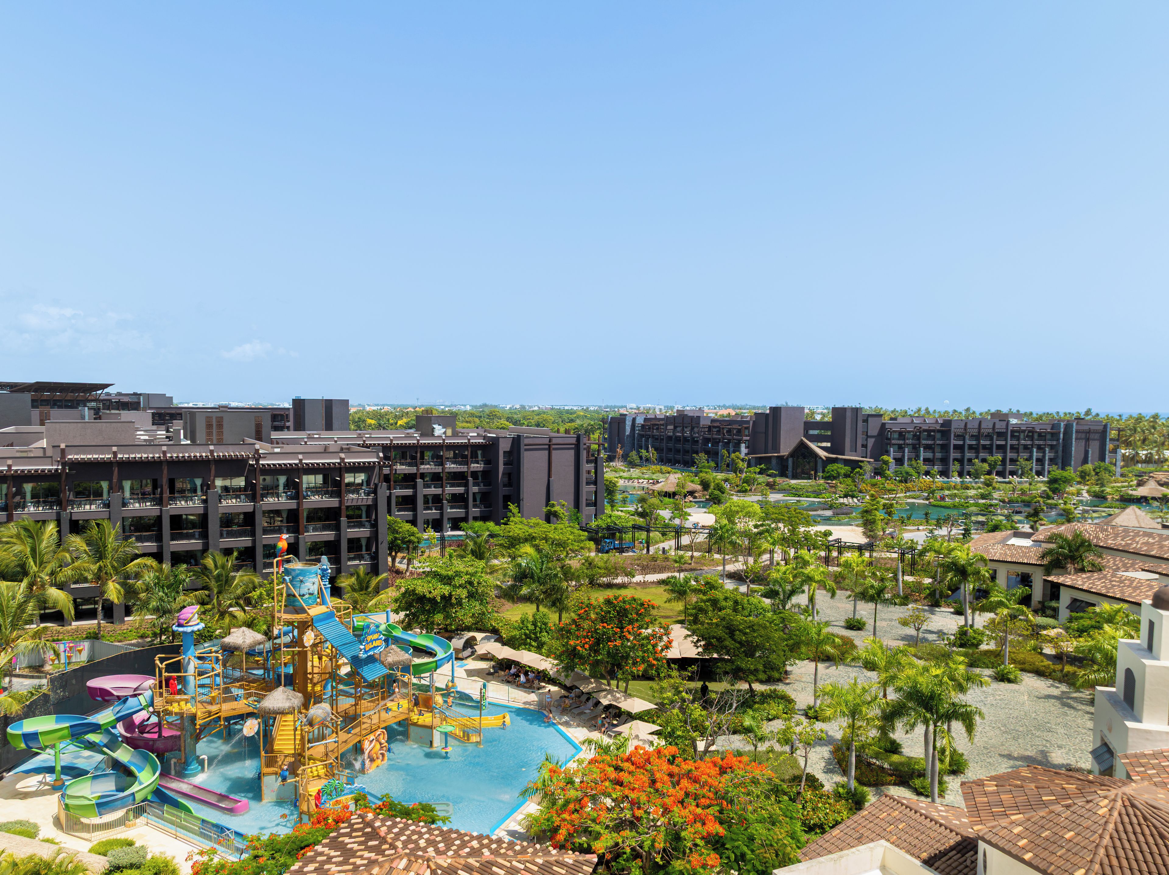 Un complexe hôtelier doté d’un parc aquatique, de plusieurs bâtiments et offrant une vue sur un ciel dégagé.