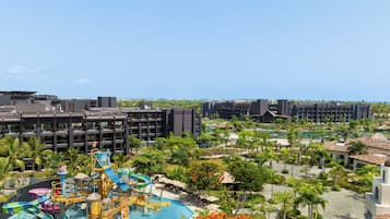 Un complexe hôtelier doté d’un parc aquatique, de plusieurs bâtiments et offrant une vue sur un ciel dégagé.